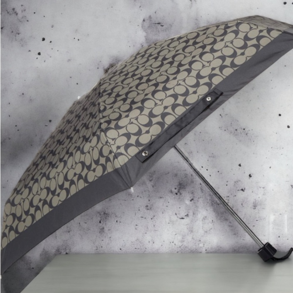 NWT ✨COACH ✨
Coach UV Protection Signature Mini Umbrella